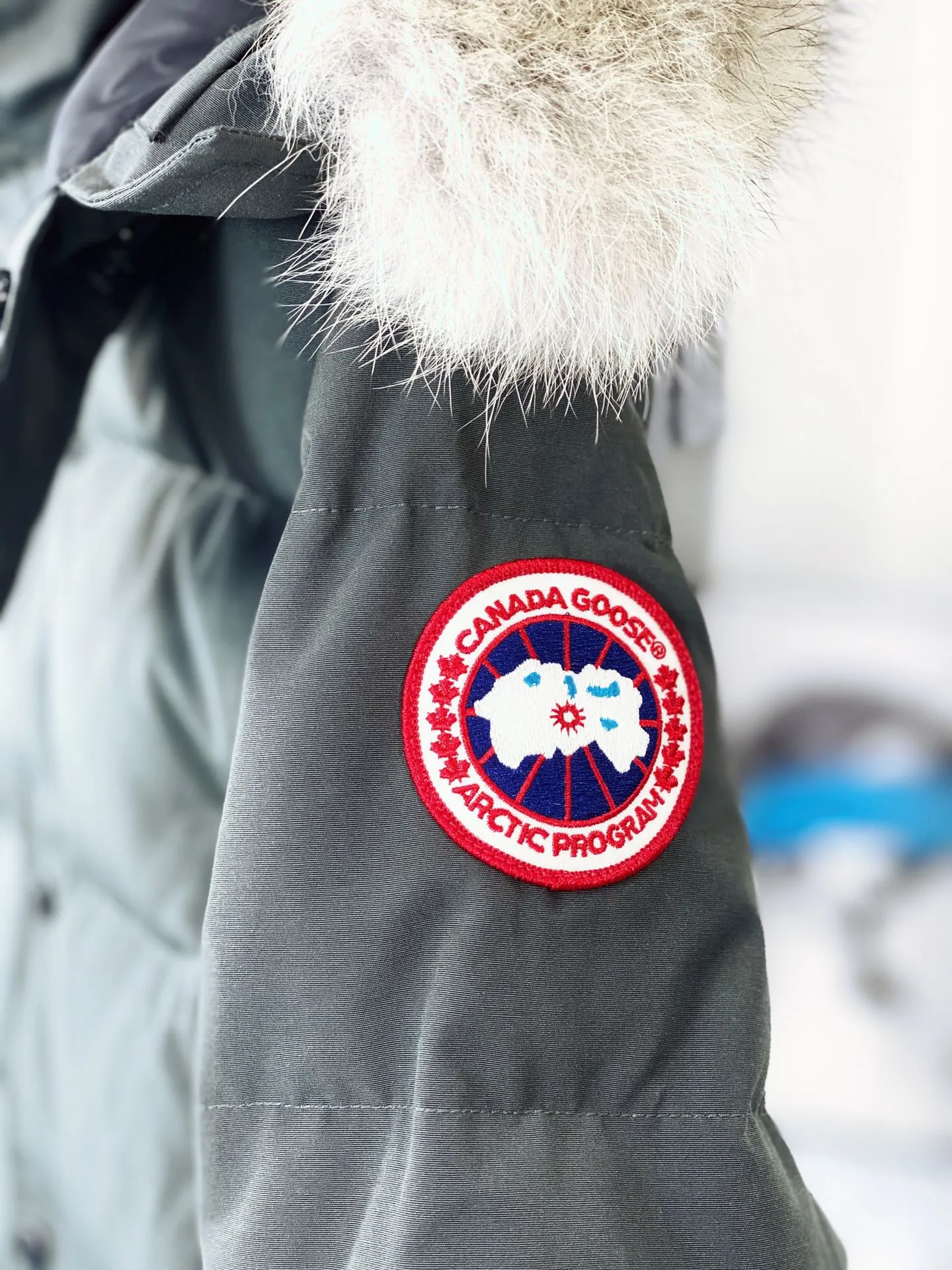 P820 Canada goose/Canada Goose Wyndham 388M 29 parka down jackets, genuine original version, you need to compare with the genuine product at any time, all accessories are customized from the original factory 💯The softness and hardness of the fabric are compared with the genuine ones, and they can be restored by kneading at will (fabric misunderstanding: fabrics that are not high hardness are waterproof. Only when you buy the latest genuine version this year will you notice the softness and comfort of the fabric) 💯Authentic white duck down is synchronized with the down Fluffy and not clumping, filled with electronically controlled down filling machine. 💯Customized zippers with authentic YKK military-grade copper core zipper pulls. High hardness and no jamming. 💯The fur collar is purchased from Western Canada coyote skin and is customized. Zipper cord, pocket label, back label, collar velvet, velcro fasteners, cuffs, all details are updated simultaneously with the original version, the best version, the most complete color matching, the fighter in the world 29, battle various worldly goods, size: XS-XXL (size chart attached below), color: as shown below